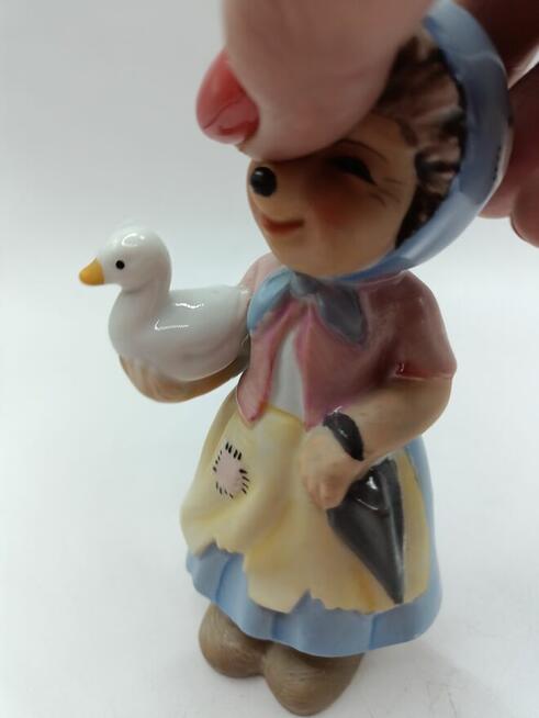 Porcelana figura Lisica z gąska bajkowa postać wiosenna ozdo