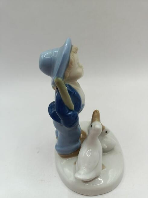 Porcelana figura Chłopiec z trzema gąskami