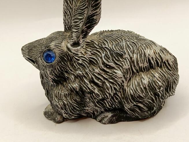 Figurka szary zając z niebieskimi oczami ozdoba dekoracja