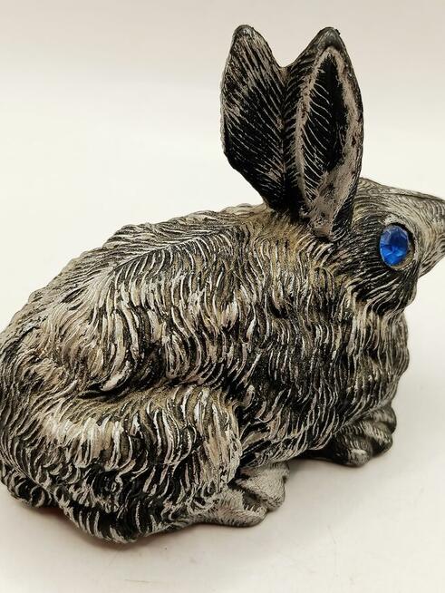Figurka szary zając z niebieskimi oczami ozdoba dekoracja