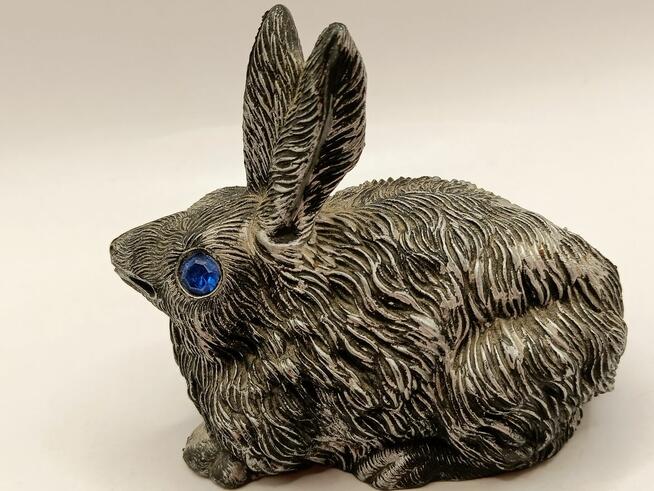 Figurka szary zając z niebieskimi oczami ozdoba dekoracja