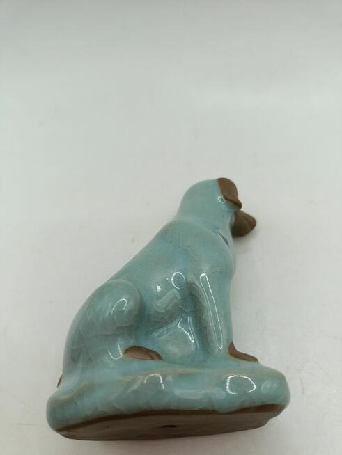 Figurka pies połączenie surowej glinki i szkliwienia