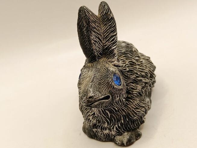 Figurka szary zając z niebieskimi oczami ozdoba dekoracja