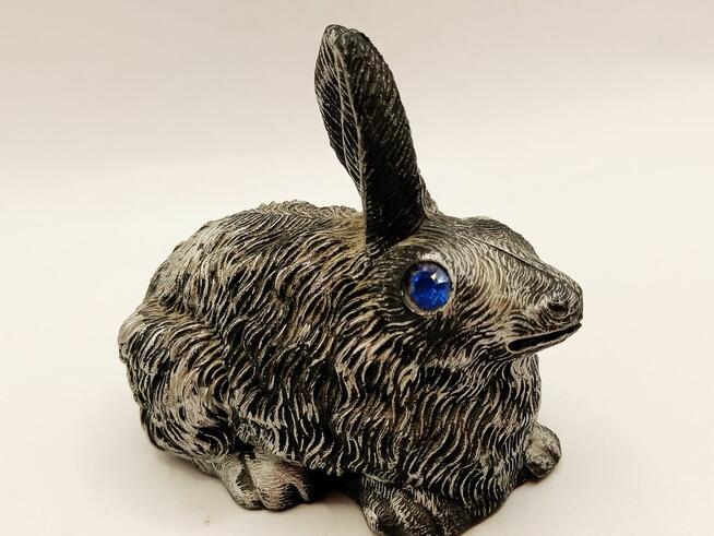Figurka szary zając z niebieskimi oczami ozdoba dekoracja