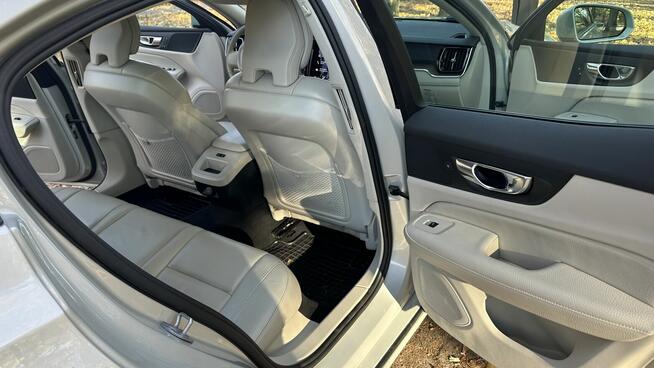 VOLVO S60 2.0 benzyna 310 KM. AWD Momentum Pro