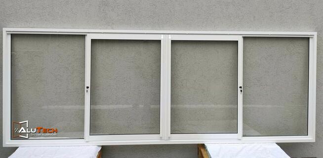 Okno przesuwane w bok doprzyczepy gastronomicznej kontenera