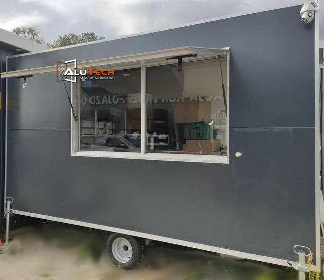Okno przesuwane w bok doprzyczepy gastronomicznej kontenera