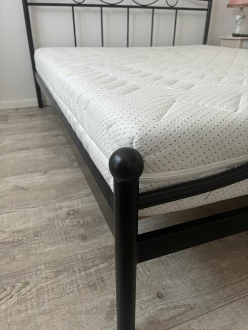 Sprzedam łóżko metalowe ze stelażem i materacem