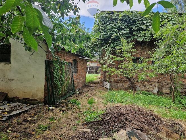 Zabudowania wiejskie z cegły - duża działka