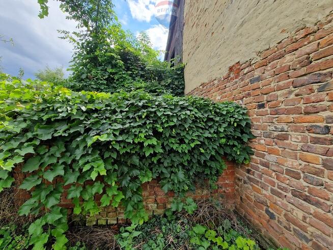 Zabudowania wiejskie z cegły - duża działka