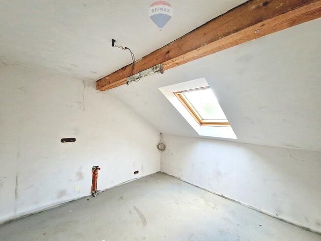 Dom w otoczeniu gór przy popularnych szlakach