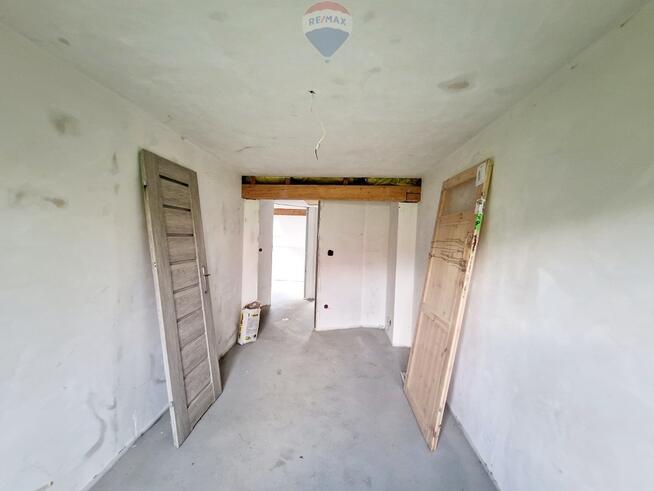 Dom w otoczeniu gór przy popularnych szlakach