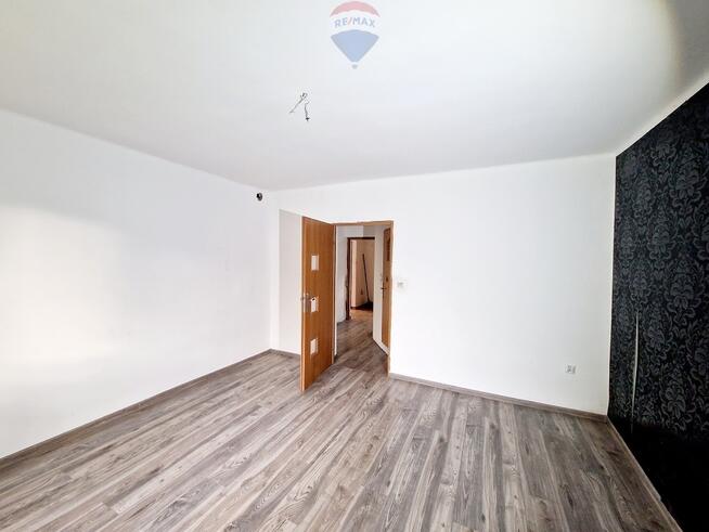 Dom w otoczeniu gór przy popularnych szlakach