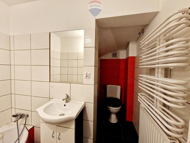 Dom w otoczeniu gór przy popularnych szlakach