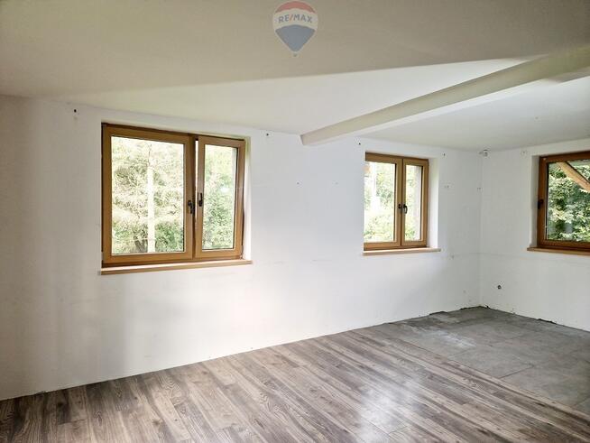 Dom w otoczeniu gór przy popularnych szlakach