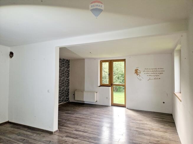 Dom w otoczeniu gór przy popularnych szlakach