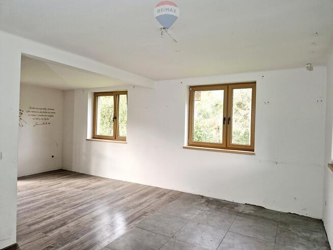 Dom w otoczeniu gór przy popularnych szlakach