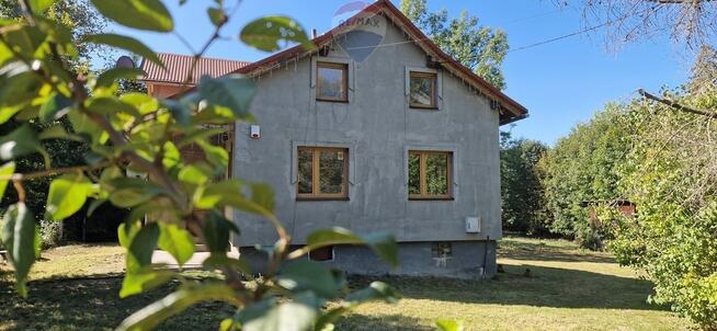 Dom w otoczeniu gór przy popularnych szlakach