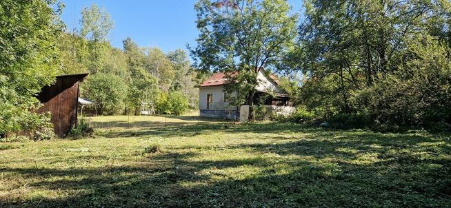 Dom w otoczeniu gór przy popularnych szlakach