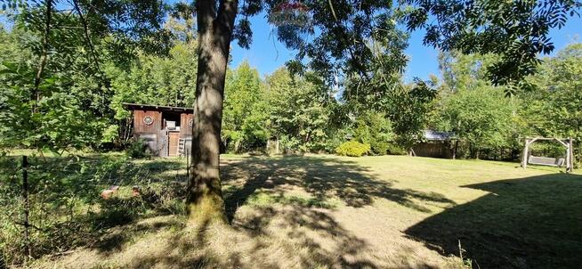 Dom w otoczeniu gór przy popularnych szlakach