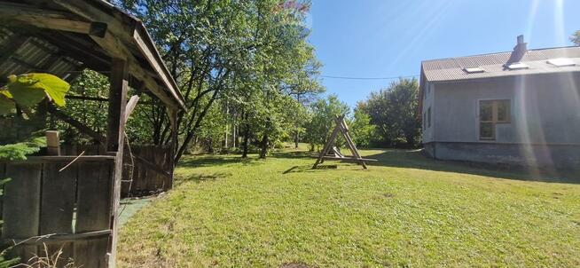 Dom w otoczeniu gór przy popularnych szlakach