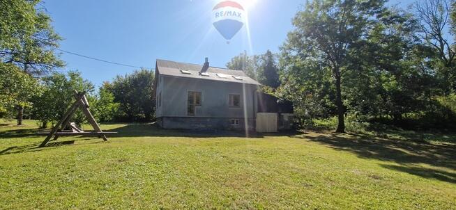 Dom w otoczeniu gór przy popularnych szlakach