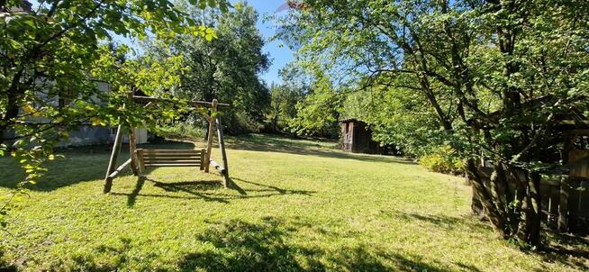 Dom w otoczeniu gór przy popularnych szlakach