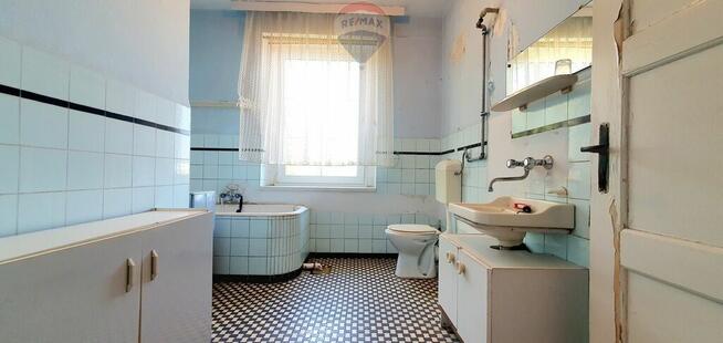 Duży dom jednorodzinny z częścią usługową