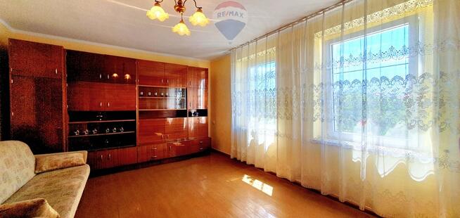 Duży dom jednorodzinny z częścią usługową