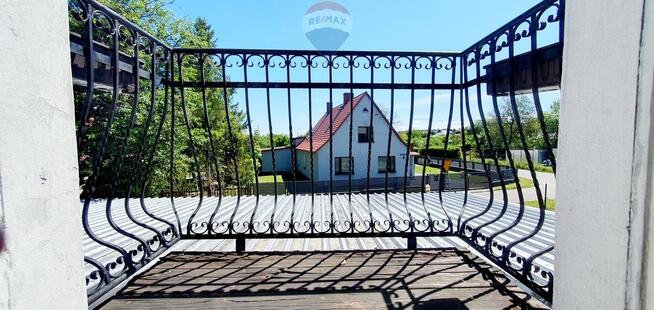 Duży dom jednorodzinny z częścią usługową