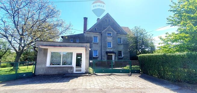 Duży dom jednorodzinny z częścią usługową