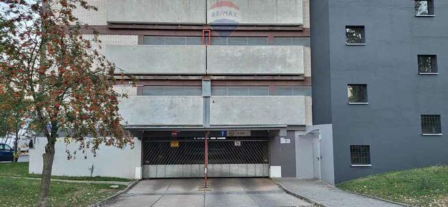 Boks garażowy w garażu wielopoziomowym