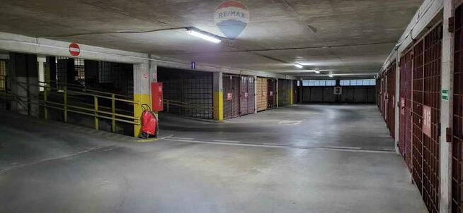 Boks garażowy w garażu wielopoziomowym