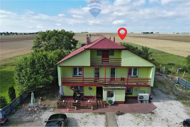 Dom z usługami posiada pompę ciepła, fotowoltaikę