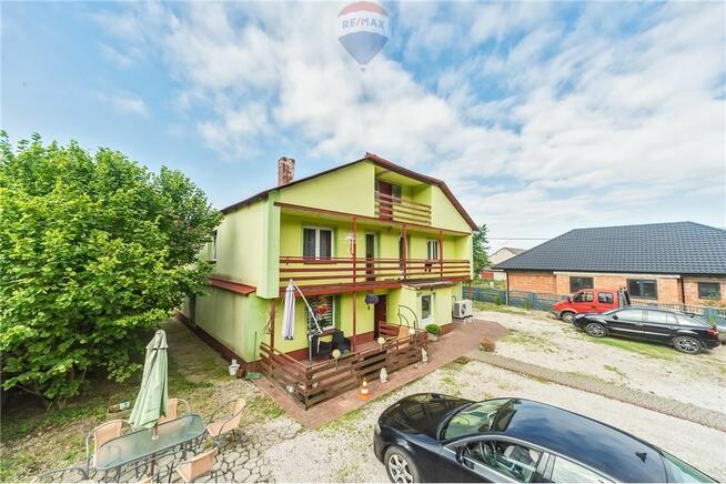 Dom z usługami posiada pompę ciepła, fotowoltaikę