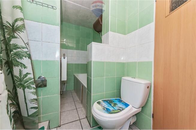 Dom z usługami posiada pompę ciepła, fotowoltaikę