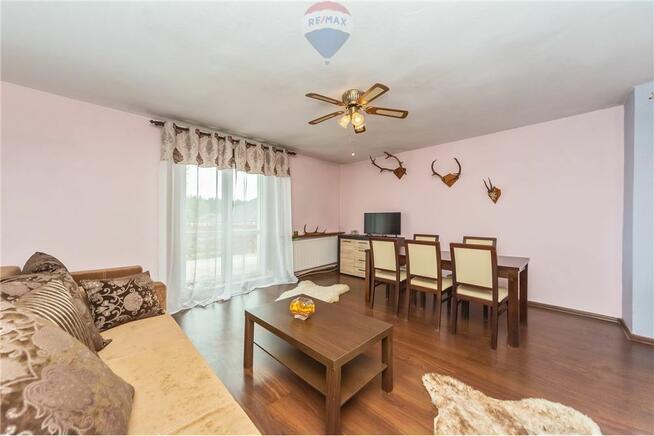 Dom z usługami posiada pompę ciepła, fotowoltaikę