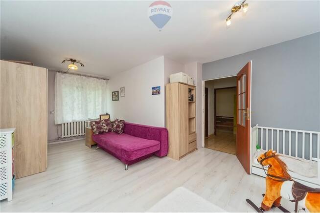 Dom z usługami posiada pompę ciepła, fotowoltaikę