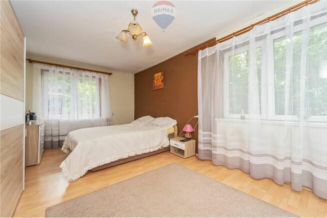 Dom z usługami posiada pompę ciepła, fotowoltaikę