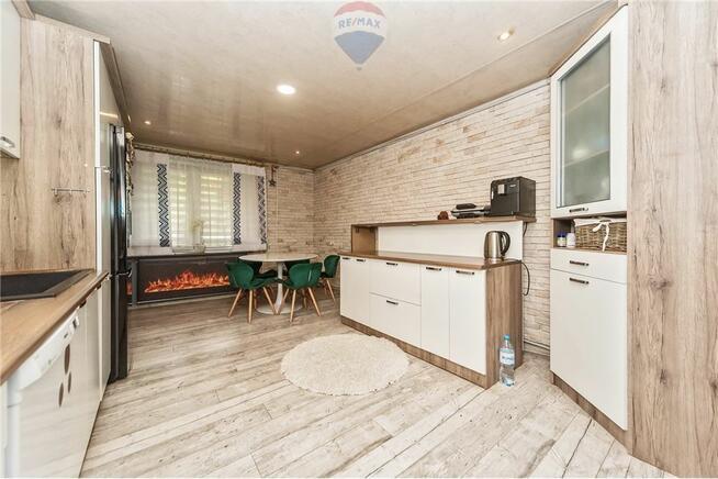 Dom z usługami posiada pompę ciepła, fotowoltaikę