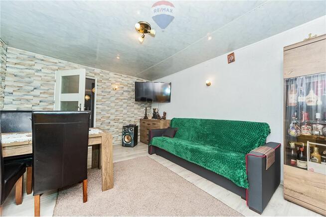 Dom z usługami posiada pompę ciepła, fotowoltaikę