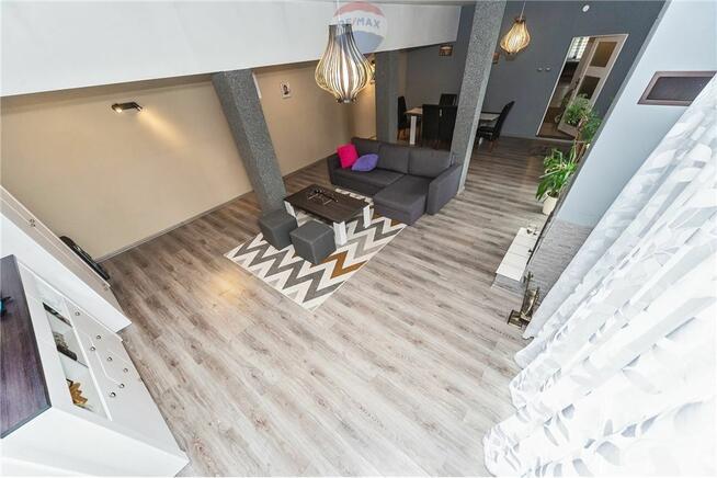 Dom z usługami posiada pompę ciepła, fotowoltaikę