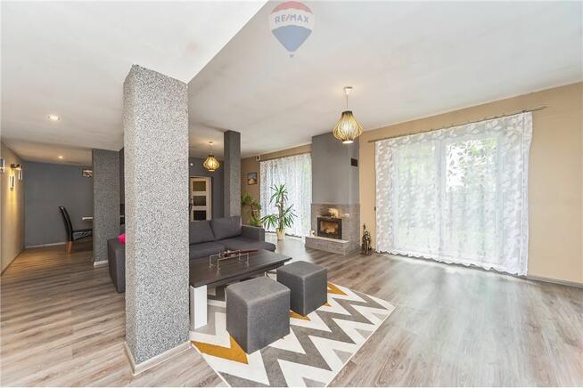 Dom z usługami posiada pompę ciepła, fotowoltaikę