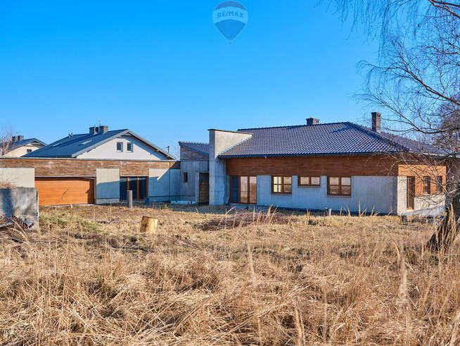 Dom marzeń przy ścianie lasu