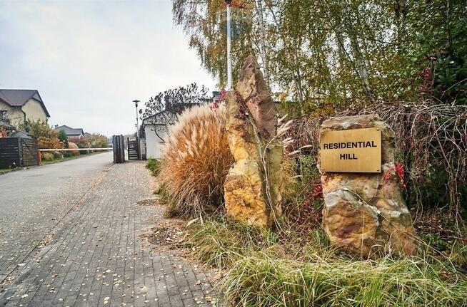 Dom marzeń przy ścianie lasu