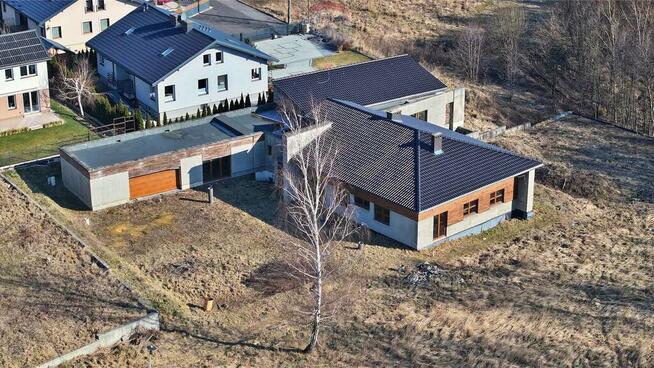 Dom marzeń przy ścianie lasu