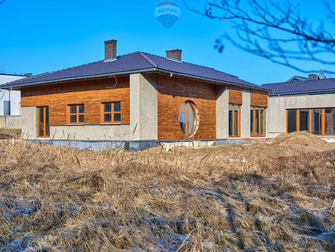 Dom marzeń przy ścianie lasu