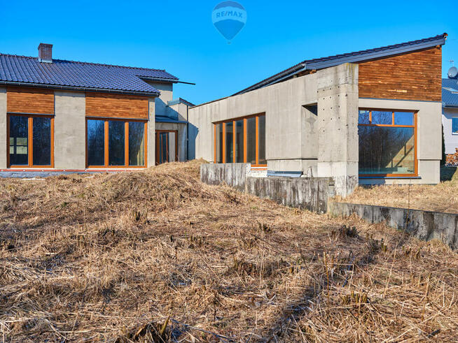 Dom marzeń przy ścianie lasu