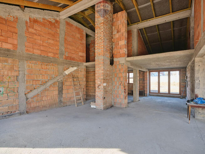 Dom marzeń przy ścianie lasu