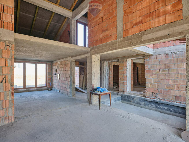 Dom marzeń przy ścianie lasu